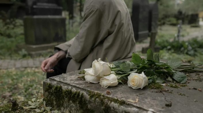 Moja macocha wyrzuciła mojego dziadka po tym, jak uratował szczeniaka – nigdy nie spodziewała się, że się odezwę.