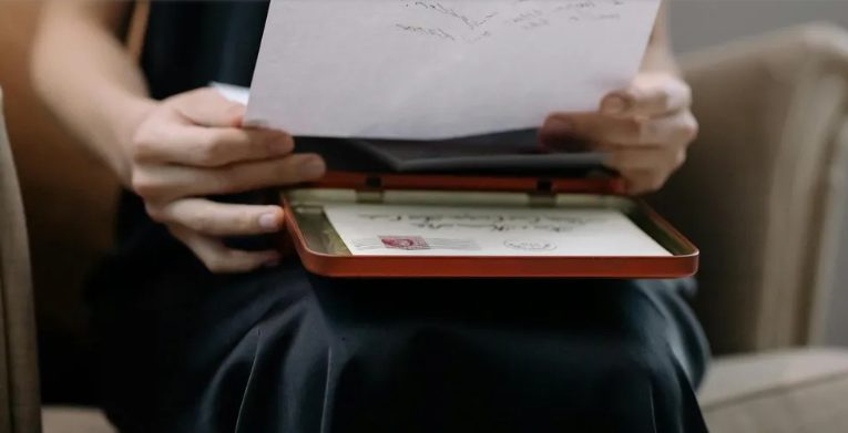 Mój ojczym zostawił mi majątek wart 640 000 dolarów, podczas gdy moja mama i przyrodnia siostra dostały po 5 000 dolarów – to, co zrobiły po odczytaniu testamentu, zszokowało mnie.