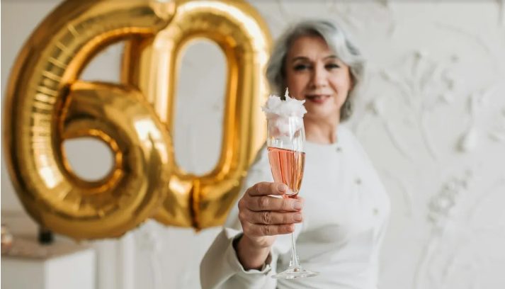 W dniu swoich 60. urodzin moja teściowa posadziła moją córkę w pralni, z dala od innych dzieci – a potem zaskoczyła wszystkich swoim „ogłoszeniem”.