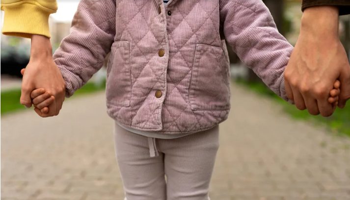W dniu swoich 60. urodzin moja teściowa posadziła moją córkę w pralni, z dala od innych dzieci – a potem zaskoczyła wszystkich swoim „ogłoszeniem”.