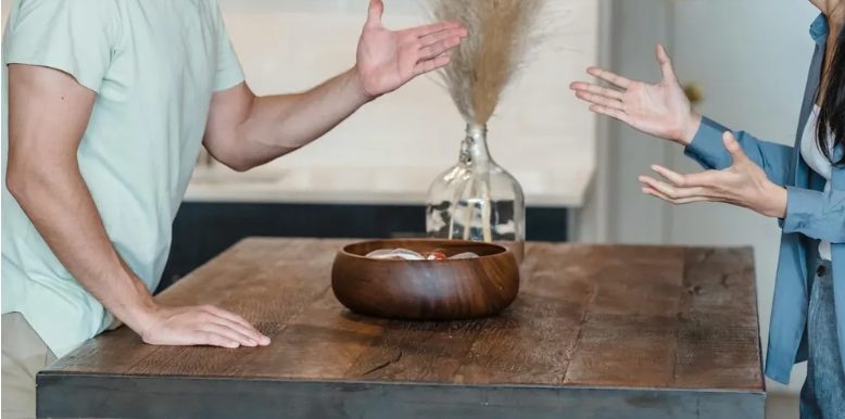 Mój mąż traktował mnie jak służącą i nianię dla swoich dzieci, więc rozwiodłam się z nim – 16 lat później dostałam wiadomość od jego córki, która sprawiła, że płakałam.
