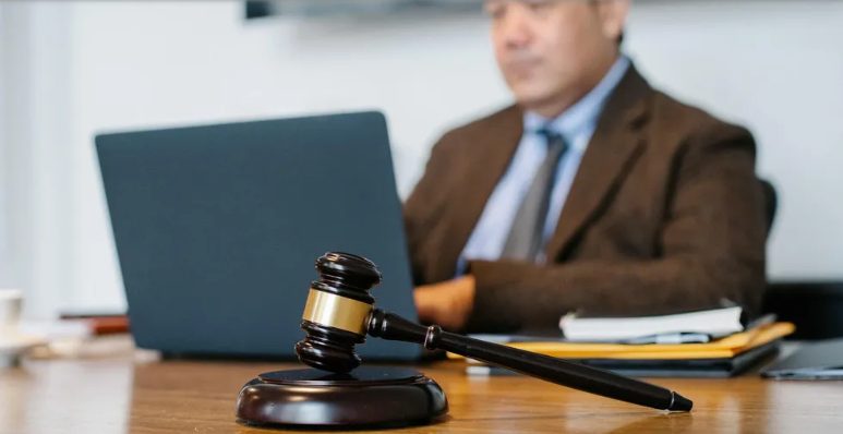 Moja była narzeczona przyszła do mojego domu, żeby wyrzucić mnie i moje czworo dzieci — więc rozpoczęłam walkę o przyszłość moich dzieci.