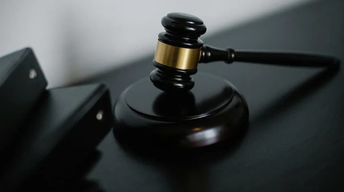 Mój kuzyn zniszczył dom mojej babci – ale w końcu wpadła prosto w pułapkę, którą dla niej przygotowałem.