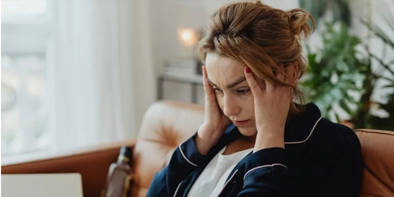 Mój 12-letni syn wyciągnął małą dziewczynkę z pożaru – następnego dnia otrzymaliśmy notatkę: „Przyjdź jutro o 5 rano do czerwonej limuzyny obok szkoły twojego syna”.