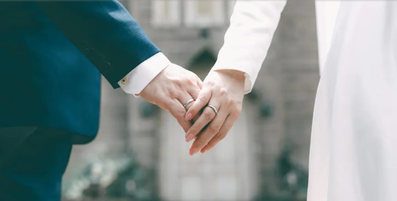 Mój pan młody wbił mi twarz w tort podczas krojenia jako „żart” – byłam o krok od łez, gdy mój brat wszystkich zszokował.