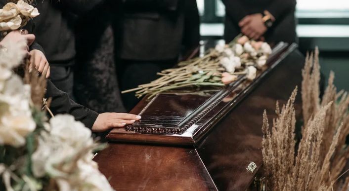 Moja macocha wyrzuciła mojego dziadka po tym, jak uratował szczeniaka – nigdy nie spodziewała się, że się odezwę.