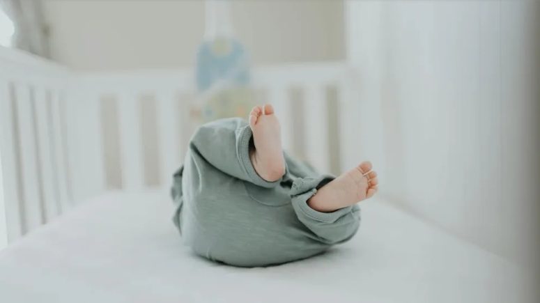 Mężczyzna wygonił mnie z miejsca w samolocie z powodu płaczącej wnuczki – ale nie spodziewał się, kto zajmie moje miejsce.