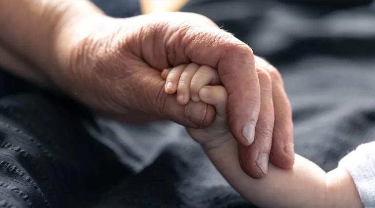 Kelnerka powiedziała mi i mojemu wnukowi, żebyśmy opuścili kawiarnię – chwilę później nasze życie się zmieniło.