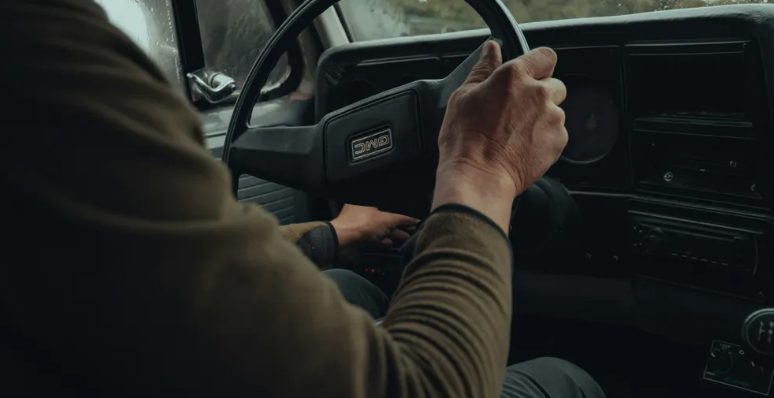 Zauważyłam małego chłopca płaczącego w szkolnym autobusie i pospieszyłam mu z pomocą, gdy zobaczyłam jego dłonie.