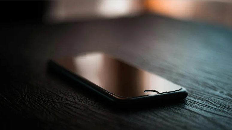Mężczyzna wygonił mnie z miejsca w samolocie z powodu płaczącej wnuczki – ale nie spodziewał się, kto zajmie moje miejsce.
