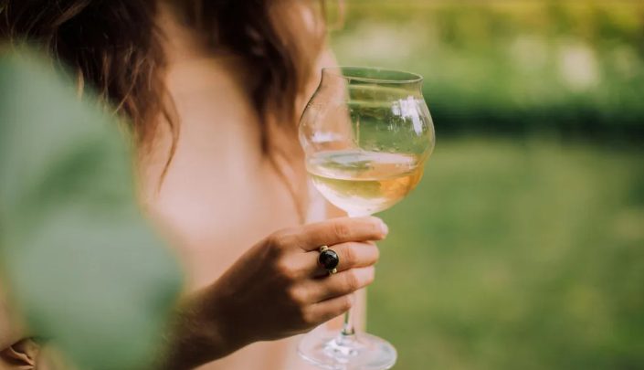 Moi sąsiedzi chcieli mieć słońce przy swoim jacuzzi, więc ścięli 50-letnie jabłonie moich dziadków – natychmiast tego pożałowali.