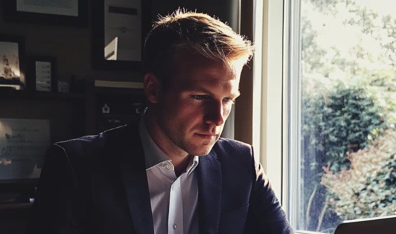 Kiedy moja żona zniknęła, myślałem, że nie żyje — aż zobaczyłem ją w telewizji, jak śpiewa