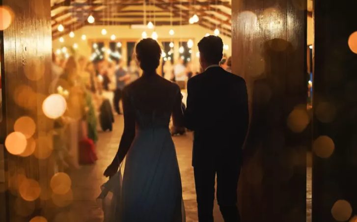 Teściowie wyśmiewają matkę pana młodego, sprzątaczkę, aż wejdzie na scenę, by pogratulować nowożeńcom – Historia dnia