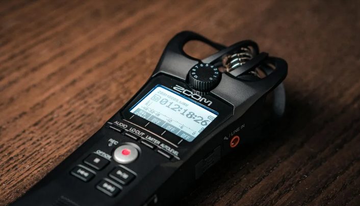 Oskarżona matka w sądzie widzi, jak jej niemy, 13-letni syn pisze: „Mam nagranie. Wiem, kto to zrobił.”