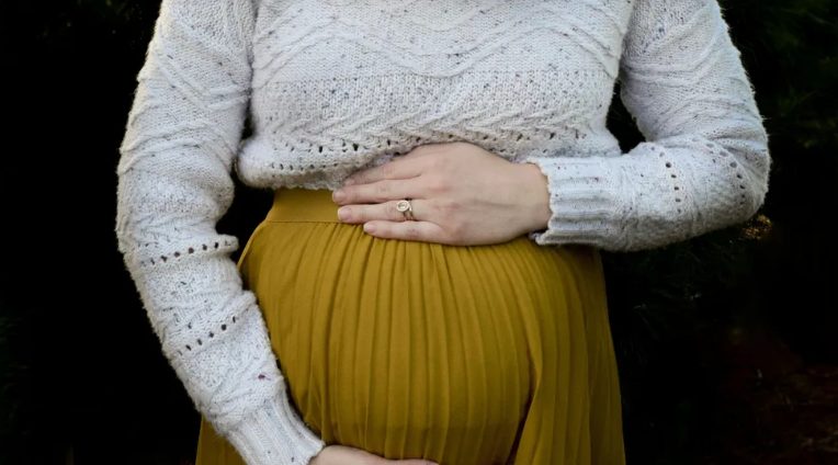 Kupiłam jedzenie dla biednego, starszego mężczyzny i jego psa – To, co zobaczyłam następnego ranka przed moimi drzwiami, odebrało mi mowę
