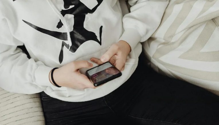 Moje pięcioletnie dziecko zawsze było powściągliwe w obecności mojego nowego męża — kiedy zapytałam, dlaczego, wyszeptało: „Powiedział, że jestem problemem.”