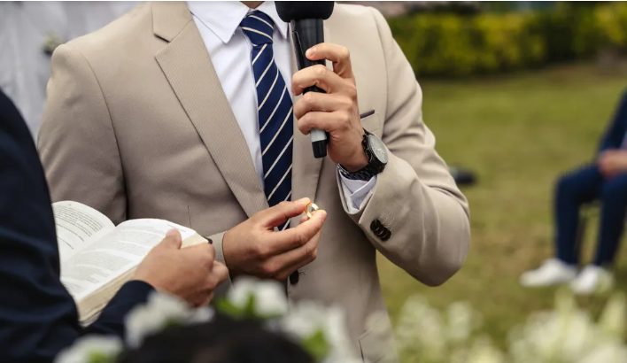 Moja teściowa wyrzuciła mnie z rodzinnych zdjęć na moim ślubie, krzycząc: „Mój syn rozwiezie się z tobą lada dzień!”