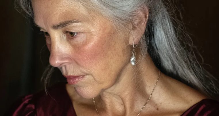 Moja macocha spaliła wszystkie sukienki mojej zmarłej mamy, nazywając je „starymi szmatami” – sposób, w jaki karma się na niej zemściła, był brutalny.
