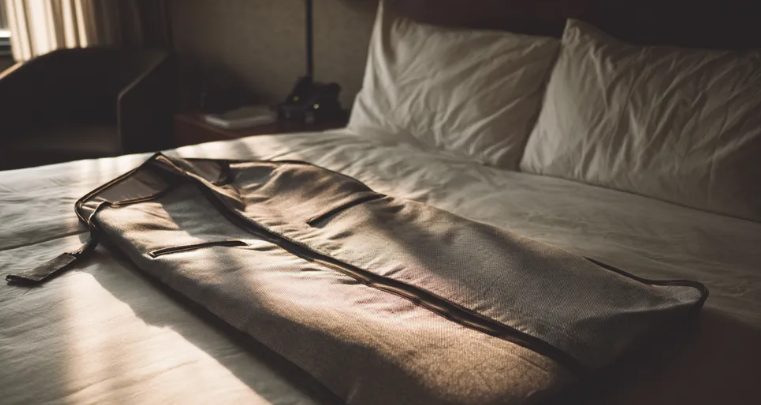 Moja macocha spaliła wszystkie sukienki mojej zmarłej mamy, nazywając je „starymi szmatami” – sposób, w jaki karma się na niej zemściła, był brutalny.