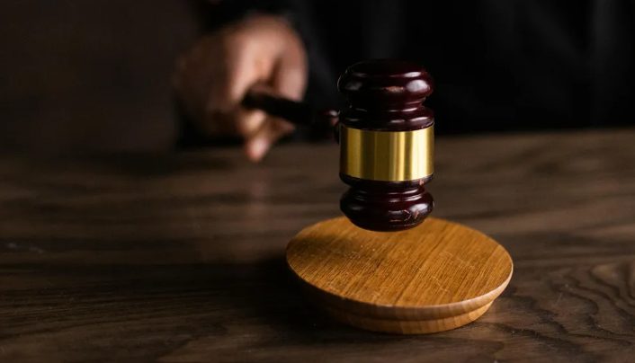 Oskarżona matka w sądzie widzi, jak jej niemy, 13-letni syn pisze: „Mam nagranie. Wiem, kto to zrobił.”