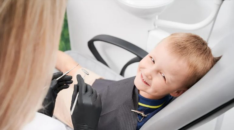 Kelnerka powiedziała mi i mojemu wnukowi, żebyśmy opuścili kawiarnię – chwilę później nasze życie się zmieniło.