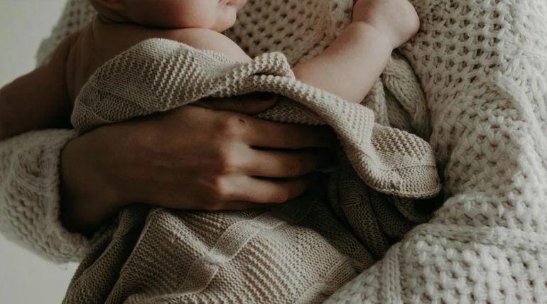 Zasnęłam z dzieckiem w pralni – ale gdy otworzyłam pralkę, nie mogłam uwierzyć, co w niej zobaczyłam.