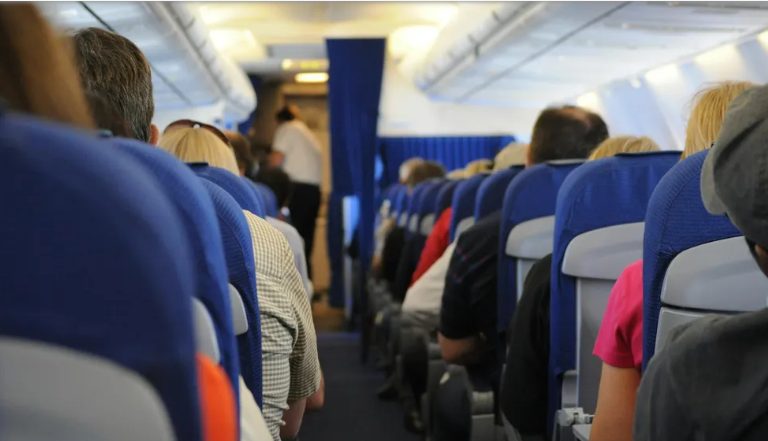 Oddałem swoje miejsce w klasie biznesowej babci i jej wnuczce – nie miałem pojęcia, że to zmieni moje życie.