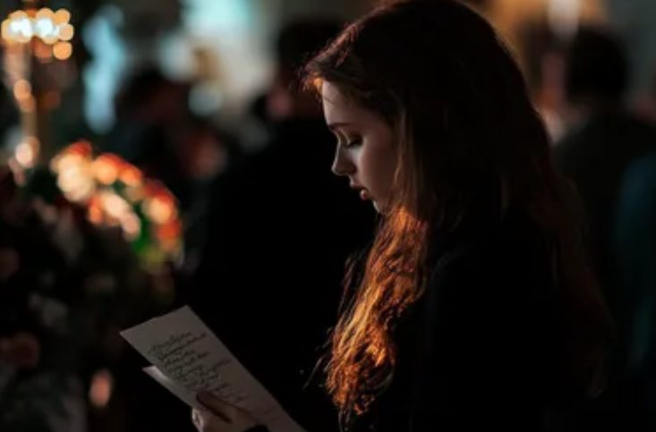Kiedy odkryłem, że moi rodzice czekają na mrozie przed moim domem, podczas gdy teściowie bawią się w środku, wiedziałem, że muszę działać – a to, co nastąpiło, całkowicie odwróciło sytuację.