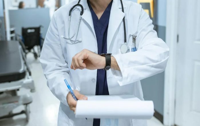 Moje nowo narodzone dziecko płakało na izbie przyjęć, kiedy mężczyzna w Rolexie powiedział, że marnuję zasoby – aż lekarz wbiegł do pokoju i wszystkich zaskoczył