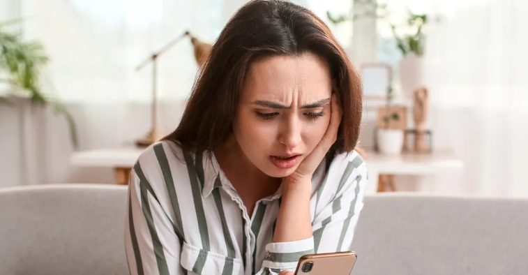 Nowa dziewczyna mojego byłego męża znalazła mój numer, żeby zadać mi tylko jedno pytanie — kiedy przeczytałam jej SMS, byłam zdumiona.