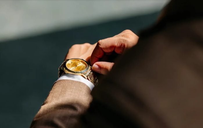 Moje nowo narodzone dziecko płakało na izbie przyjęć, kiedy mężczyzna w Rolexie powiedział, że marnuję zasoby – aż lekarz wbiegł do pokoju i wszystkich zaskoczył