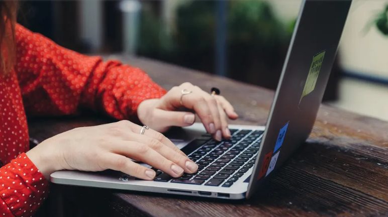 Mój 9-letni syn zrobił na drutach szalik na urodziny swojego ojca, ale on nazwał to „dziewczyńskim hobby” – więc dałam mojemu byłemu lekcję, której nigdy nie zapomni.