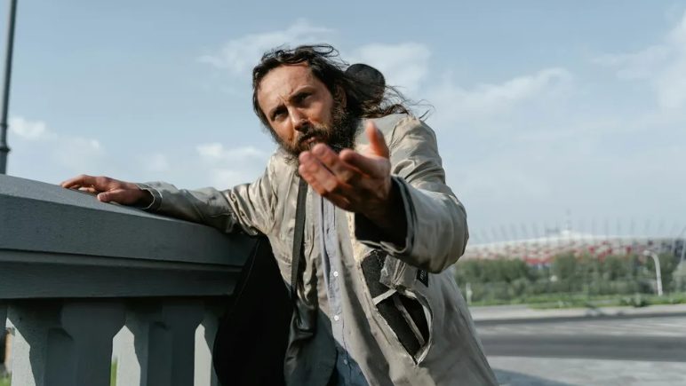 Bezdomny mężczyzna poprosił mnie, żebym przygarnęła jego psa – miesiąc później otrzymałam tajemniczy list.