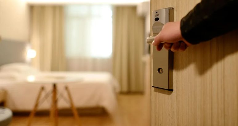 Roszczeniowa kobieta wyśmiała mnie za to, że pracuję jako pokojówka w luksusowym kurorcie nadmorskim — do końca nocy życie nas obu całkowicie się zmieniło.