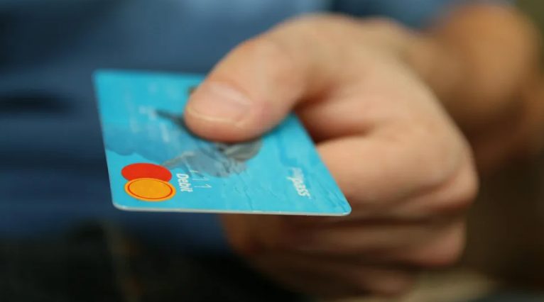 Ludzie się ze mnie śmiali, gdy moja karta została odrzucona, gdy trzymałam na rękach moją małą wnuczkę – wtedy głos za mną powiedział: „Proszę pani. Pani z dzieckiem.”