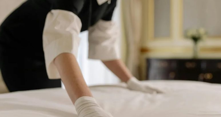 Roszczeniowa kobieta wyśmiała mnie za to, że pracuję jako pokojówka w luksusowym kurorcie nadmorskim — do końca nocy życie nas obu całkowicie się zmieniło.