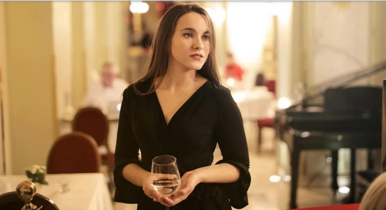 Mój mąż i jego matka wyrzucili mnie z restauracji w dniu naszego ślubu – wtedy usłyszałam za sobą głos: „Elizabeth? To ty?”