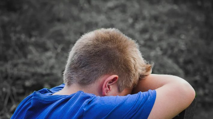 Mój pasierb okazuje brak szacunku moim dzieciom i robi bałagan w naszym domu, podczas gdy mąż milczy – więc nauczyłam go trochę manier.