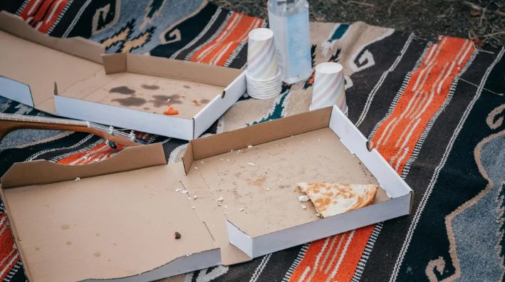 Mój pasierb okazuje brak szacunku moim dzieciom i robi bałagan w naszym domu, podczas gdy mąż milczy – więc nauczyłam go trochę manier.