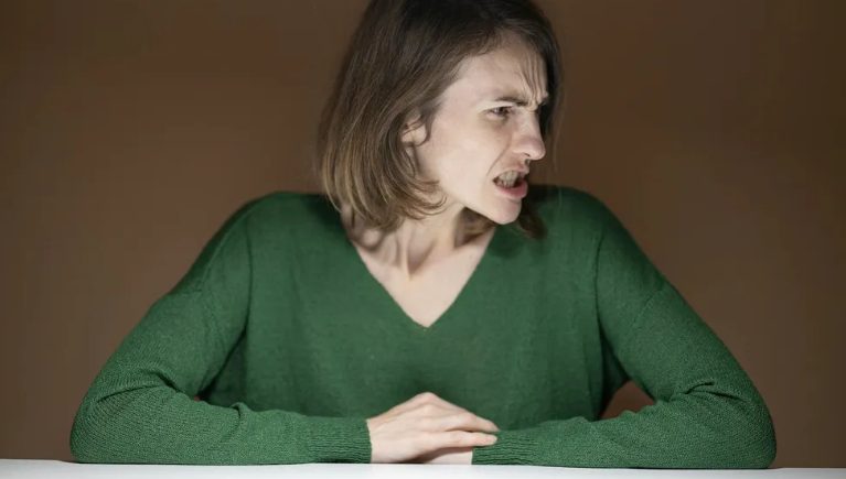 Moja przyszła teściowa powiedziała moim osieroconym młodszym braciom, że wkrótce zostaną wysłani do nowej rodziny – więc daliśmy jej najsurowszą lekcję życia.