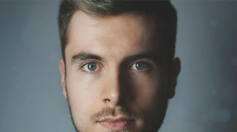 Mój 9-letni syn zrobił na drutach szalik na urodziny swojego ojca, ale on nazwał to „dziewczyńskim hobby” – więc dałam mojemu byłemu lekcję, której nigdy nie zapomni.