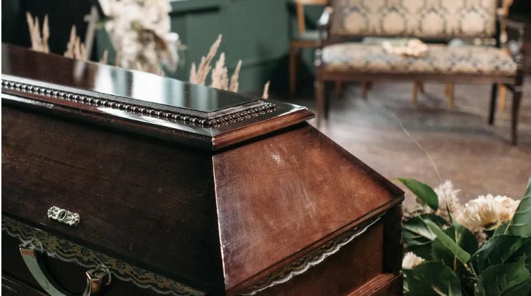 Moja macocha zniszczyła spódnicę, którą uszyłam z krawatów mojego zmarłego ojca – karma zapukała do naszych drzwi jeszcze tego samego wieczoru.