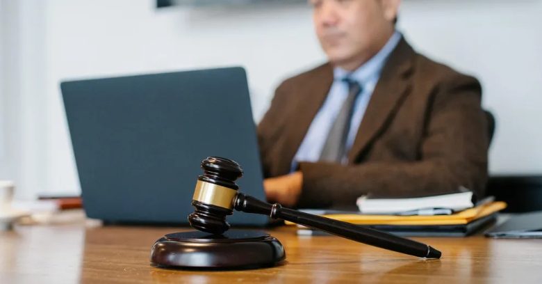 Moja siostra zadzwoniła na opiekę społeczną (CPS) na mnie, kiedy walczyłam o życie w szpitalu – gdy dowiedziałam się, dlaczego, musiałam dać jej nauczkę.