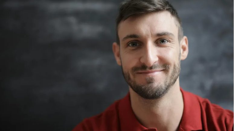 Zaprosiłam moją nową przyjaciółkę – kiedy zobaczyła mojego męża, prawie rzuciła się na niego.