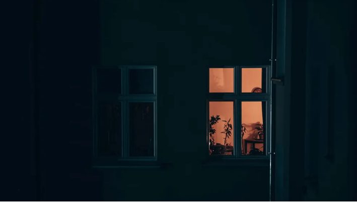 Po tym jak urodziłam i mój mąż zobaczył twarz naszego dziecka, zaczął wymykać się każdej nocy – więc postanowiłam go śledzić.