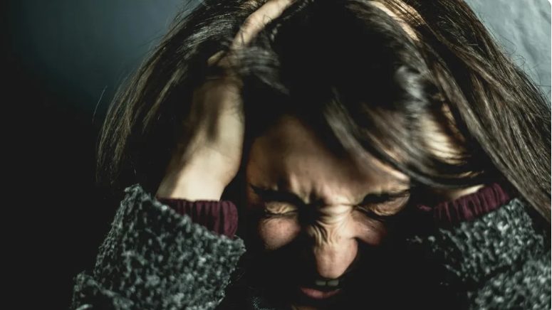 Zaprosiłam moją nową przyjaciółkę – kiedy zobaczyła mojego męża, prawie rzuciła się na niego.