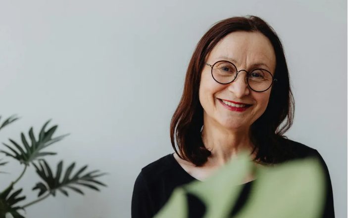 Moja przyszła teściowa przyszła na mój ślub w sukni, która wyglądała dokładnie jak moja – ale reakcja mojego narzeczonego uciszyła cały kościół.