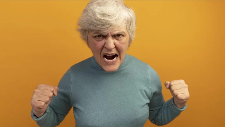 Moja mama zniszczyła świeżo wyremontowany pokój zabaw mojej córki zgniłymi jajkami – kiedy dowiedziałam się dlaczego, musiałam dać jej nauczkę.