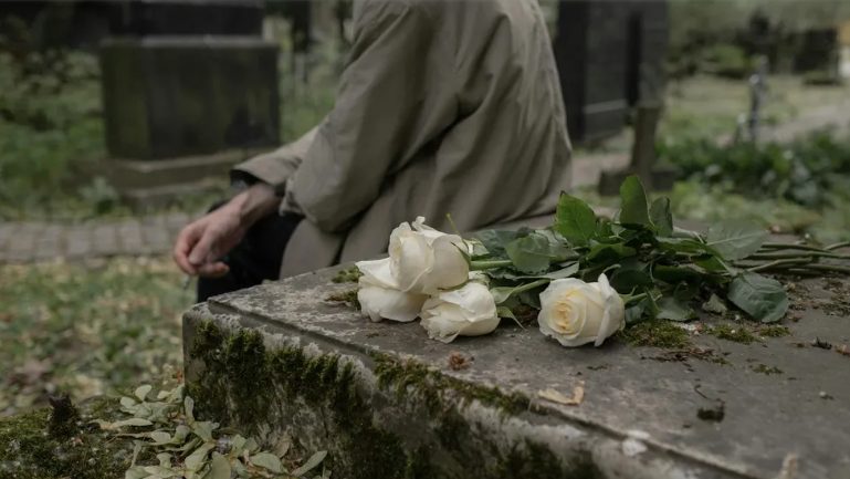 Dałem schronienie młodemu mężczyźnie, którego znalazłem drżącego z zimna na cmentarzu w Święto Dziękczynienia – i to zmieniło całe moje życie.