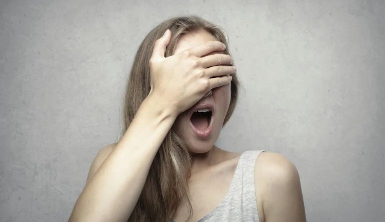 Moja teściowa powiedziała kobietom w swojej rodzinie, żeby ubrały się na biało na mój ślub – spodziewała się, że się załamię, ale moja przemowa wszystkich zaskoczyła.